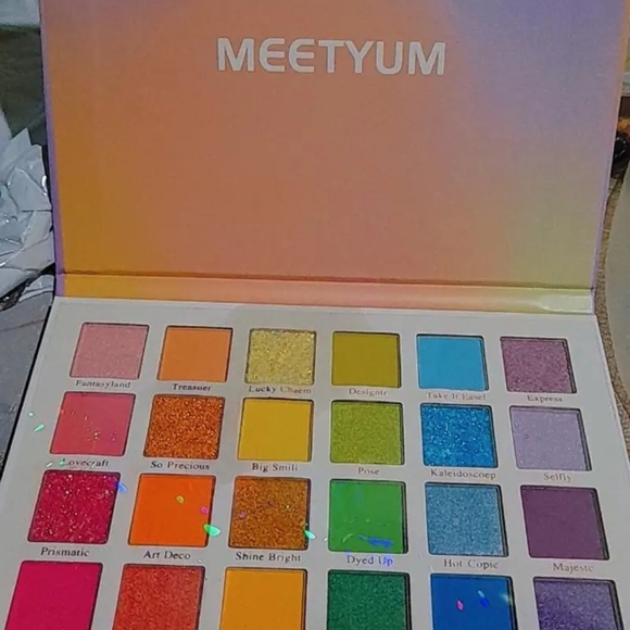 Large Eyeshadow Palette with Brushes - Vibrant Multi-Color - Picture 5 of 7